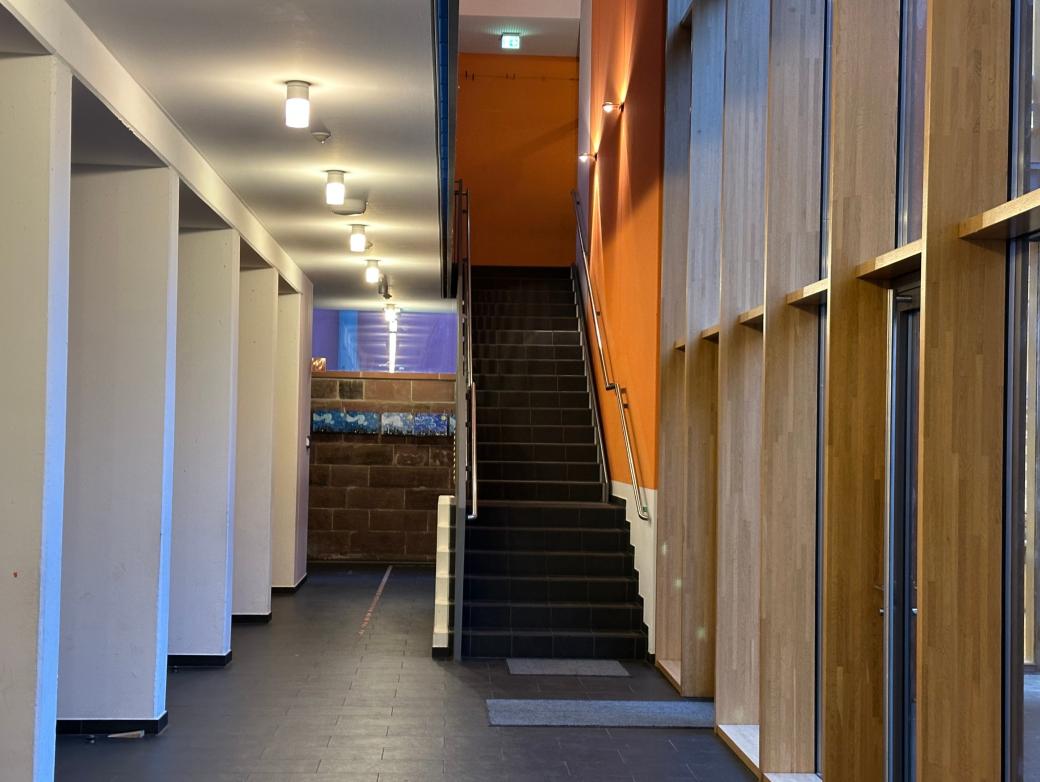 Man blickt auf den hinteren Treppenaufgang zur ersten Etage in der Grundschule am Dom.