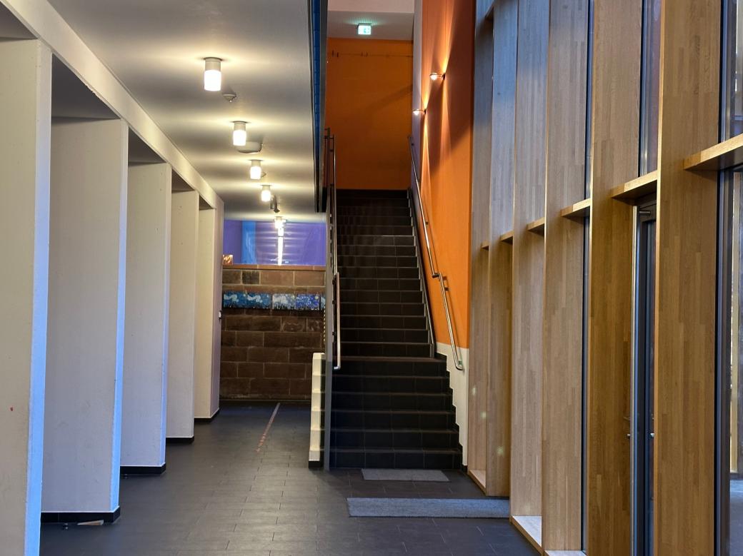 Man blickt auf den hinteren Treppenaufgang zur ersten Etage in der Grundschule am Dom.