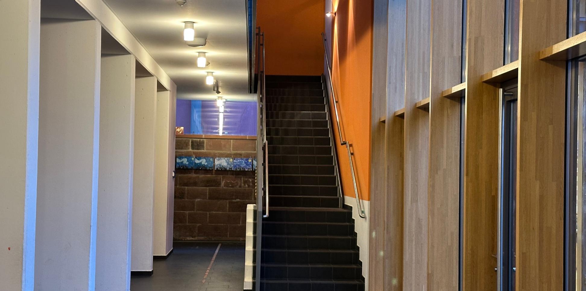 Man blickt auf den hinteren Treppenaufgang zur ersten Etage in der Grundschule am Dom.