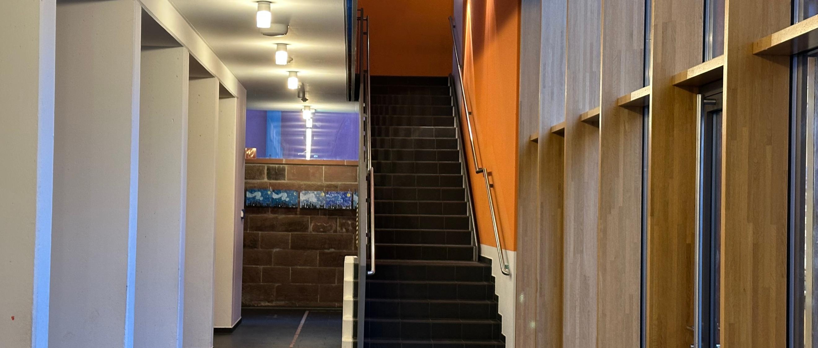 Man blickt auf den hinteren Treppenaufgang zur ersten Etage in der Grundschule am Dom.