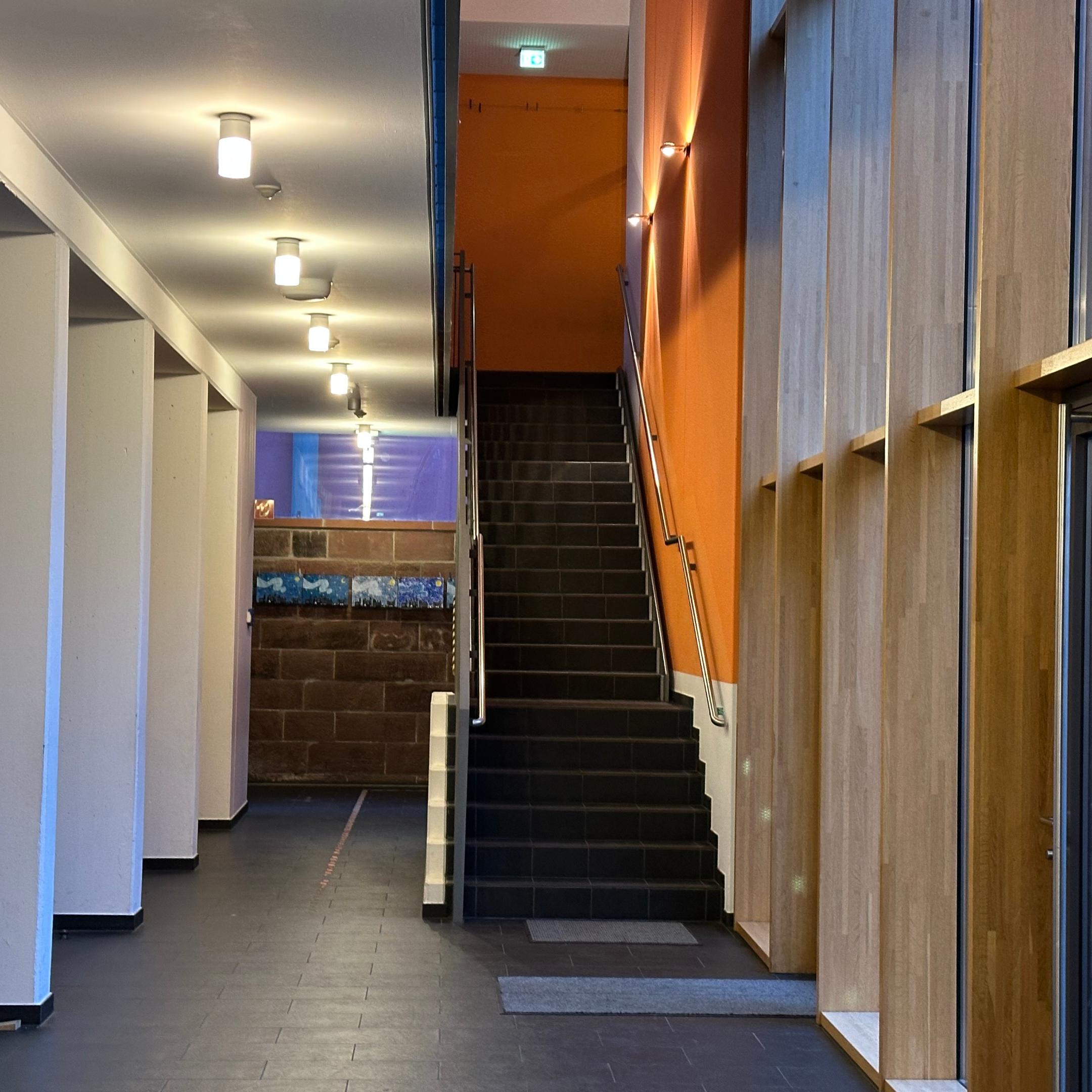 Man blickt auf den hinteren Treppenaufgang zur ersten Etage in der Grundschule am Dom.