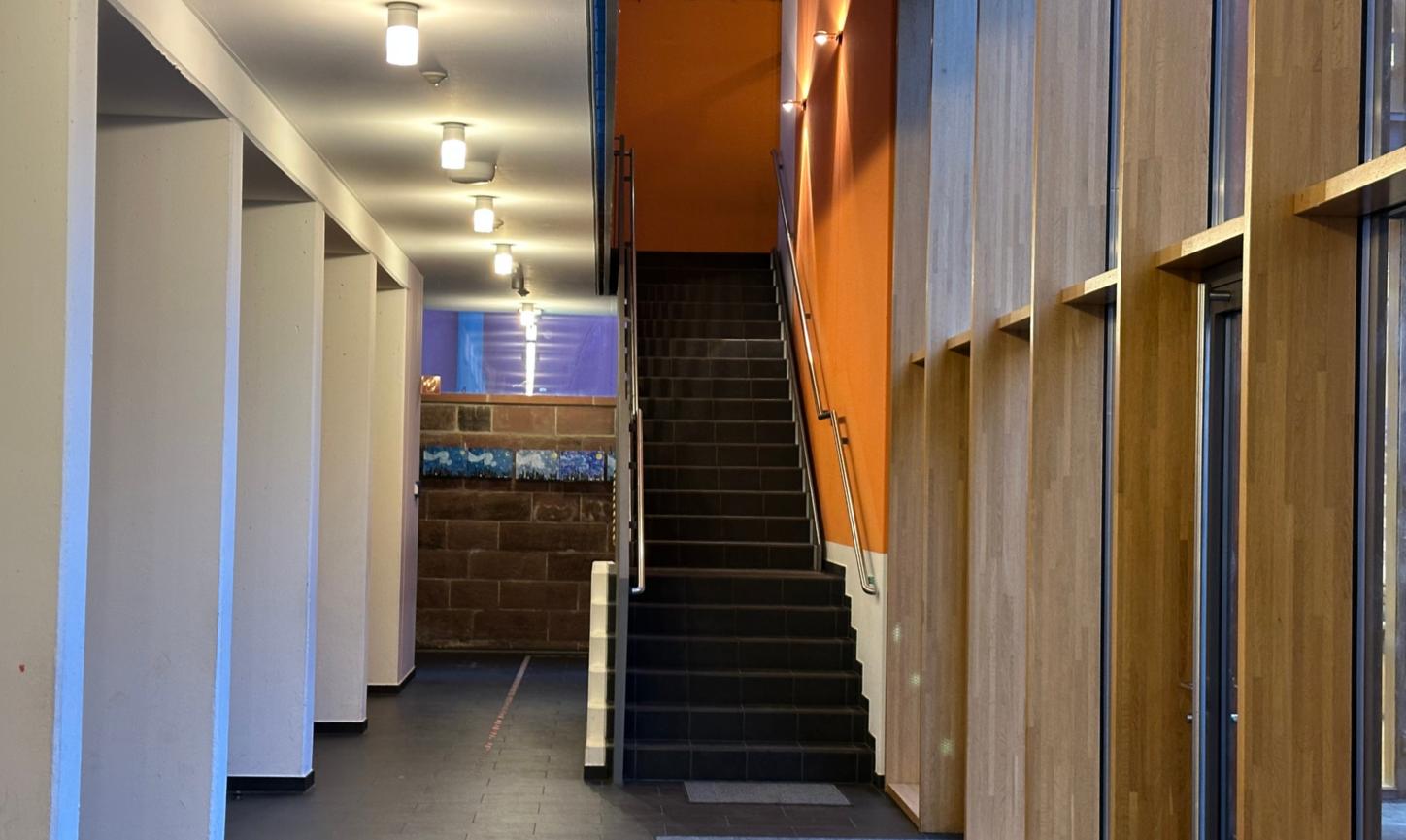 Man blickt auf den hinteren Treppenaufgang zur ersten Etage in der Grundschule am Dom.