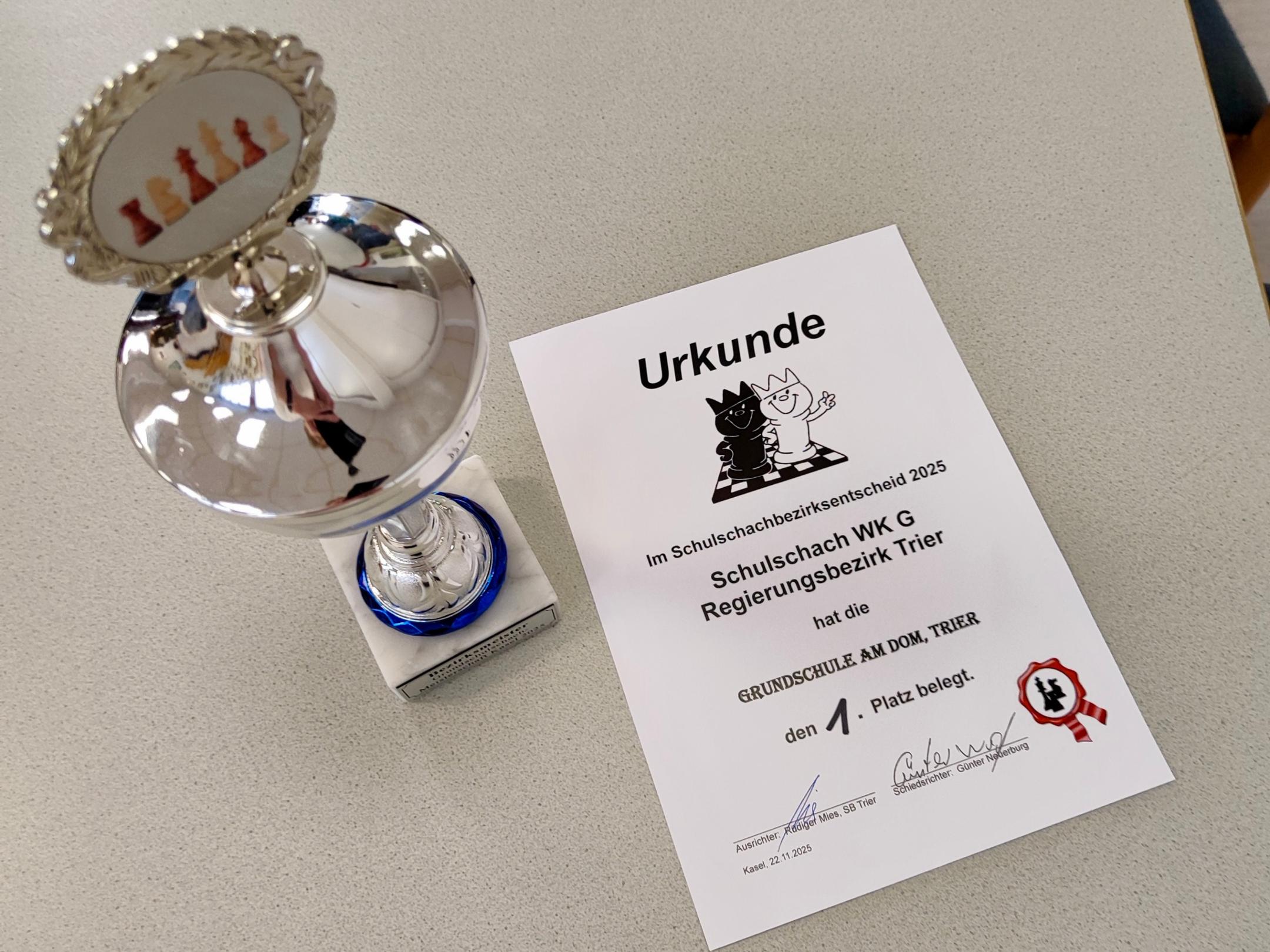 Kinder der GS am Dom gewinnen Urkunde und Pokal für 1. Platz beim Schulschachbezirksentscheid 2025