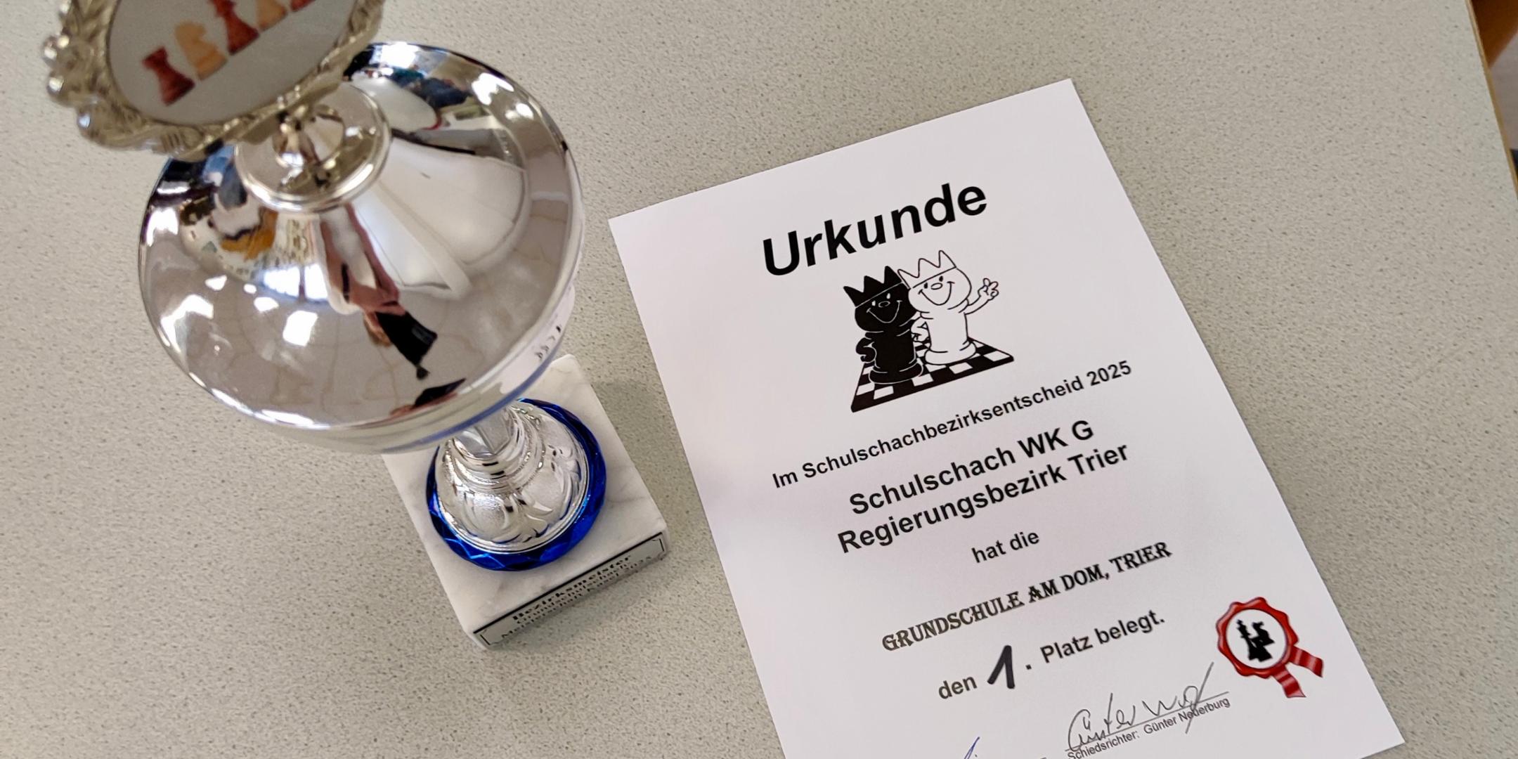 Kinder der GS am Dom gewinnen Urkunde und Pokal für 1. Platz beim Schulschachbezirksentscheid 2025