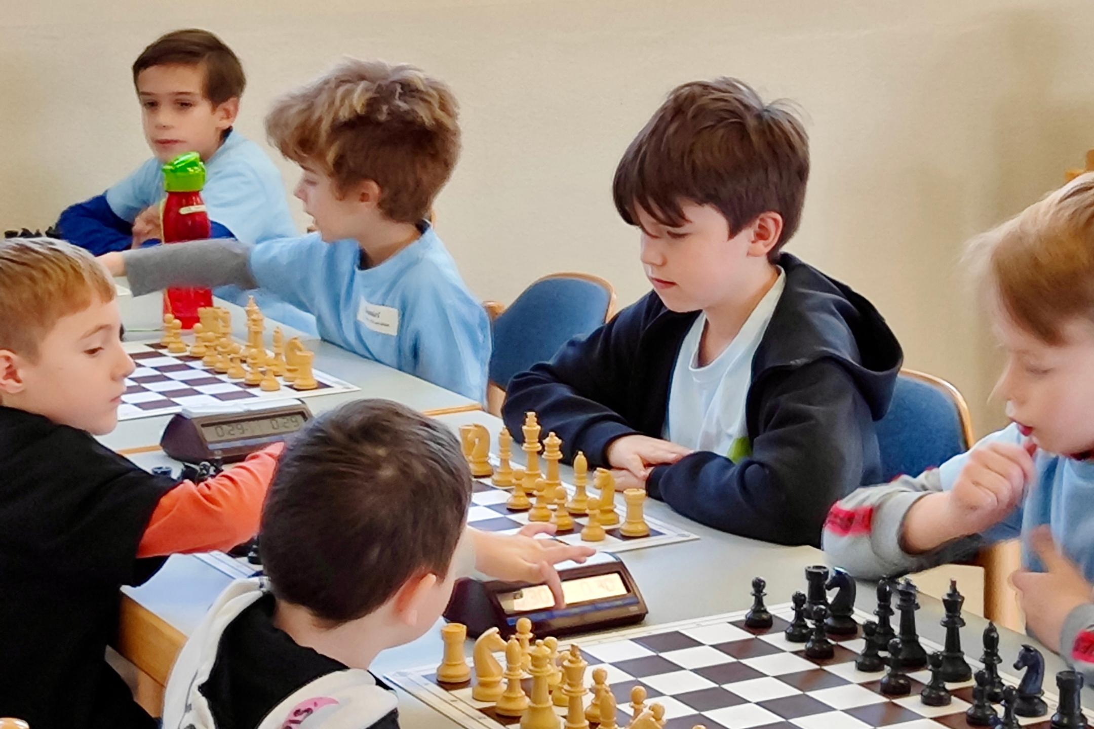 Kinder der GS am Dom gewinnen Urkunde und Pokal für 1. Platz beim Schulschachbezirksentscheid 2025