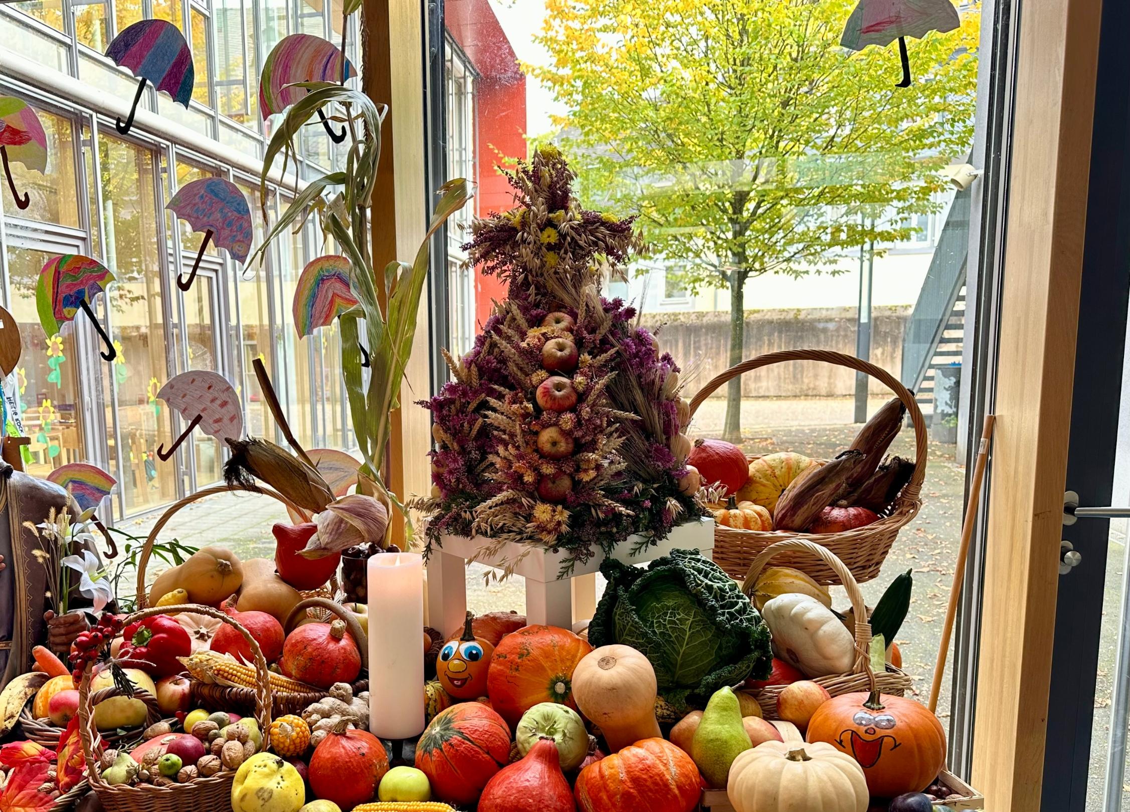 reich gedeckter Erntetisch mit Früchten und einer großen Erntekrone im Foyer der GS am Dom
