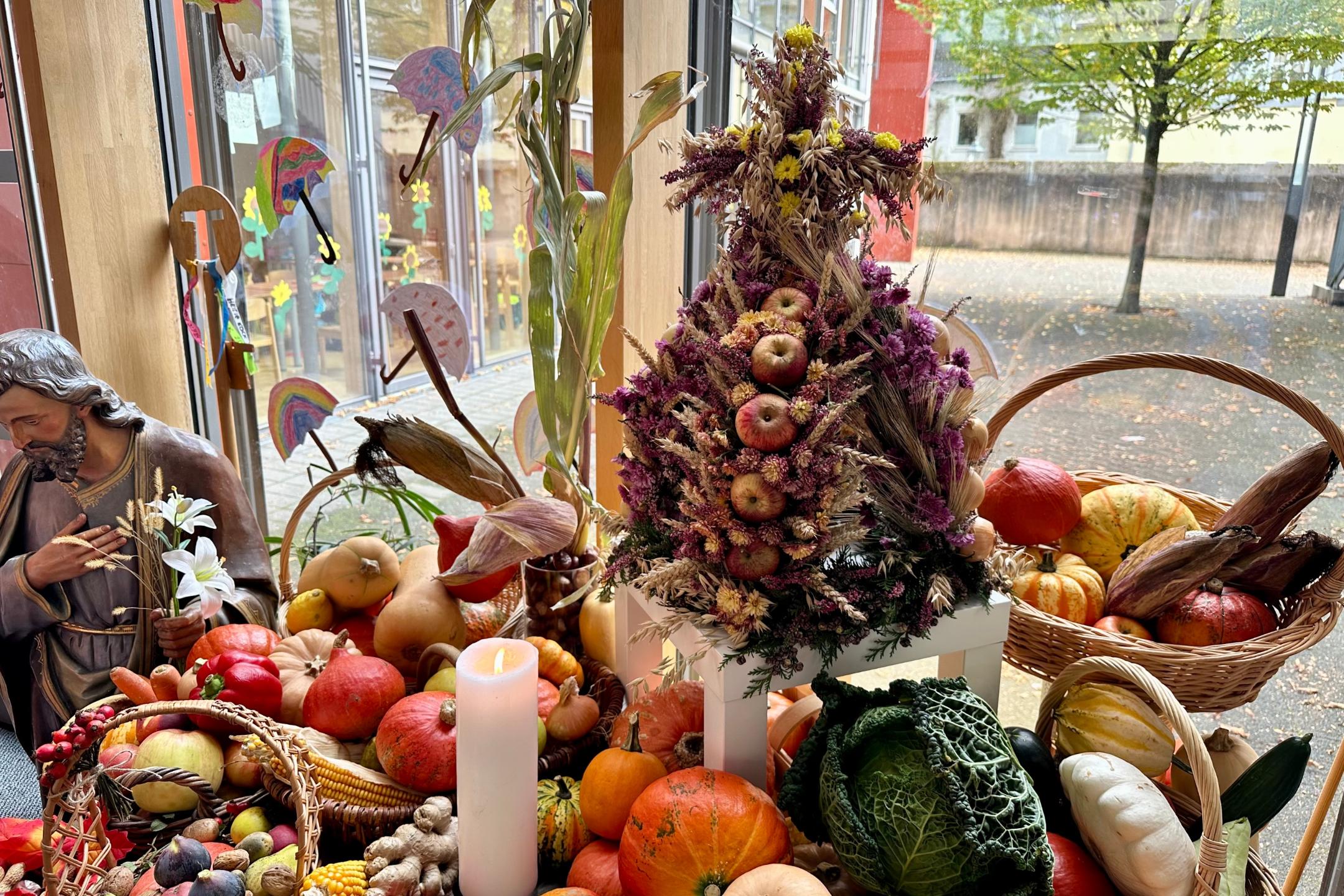 reich gedeckter Erntedank-Tisch mit Ernte-Krone im Foyer der GS am Dom