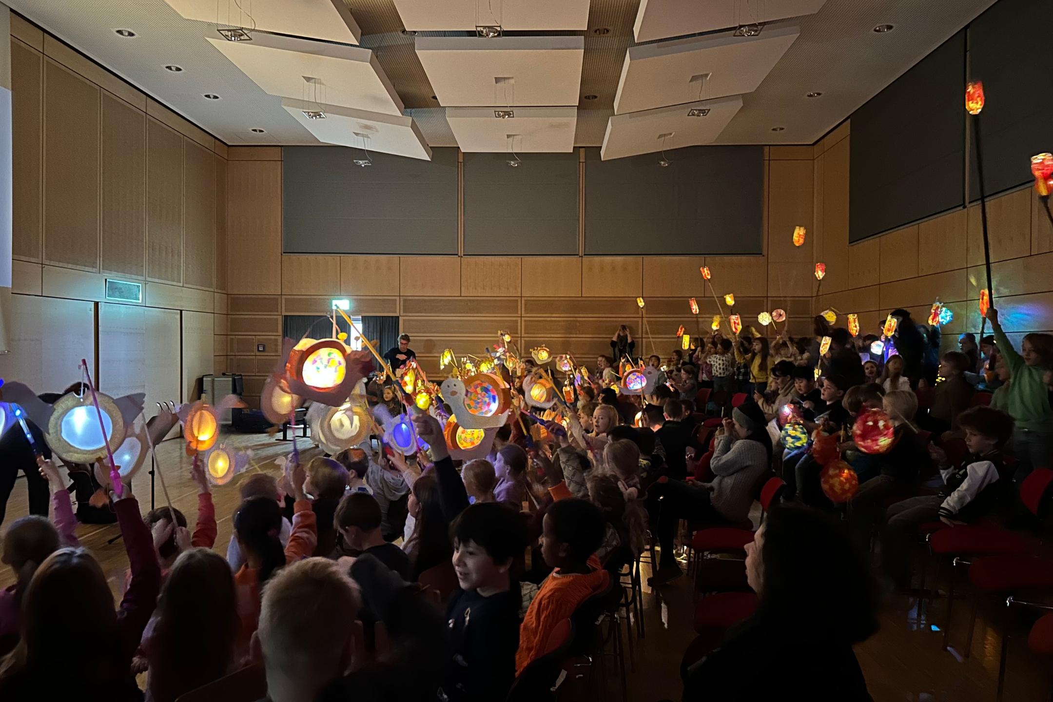 Schulgemeinschaft der GS am Dom feiert Sankt Martin in der Aula