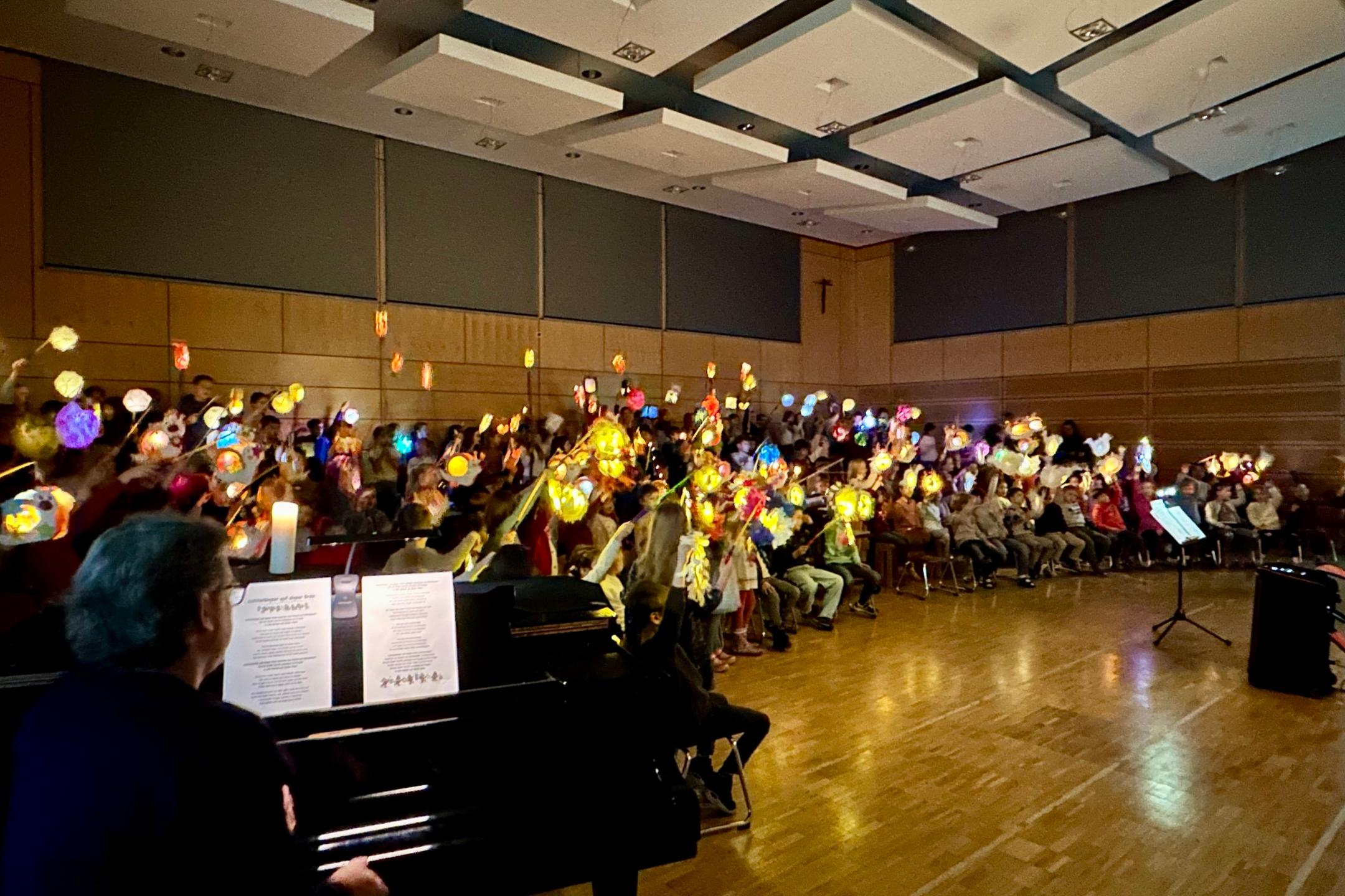 Kinder mit leuchtenden Laternen bei der Martinsfeier in der GS am Dom 2025