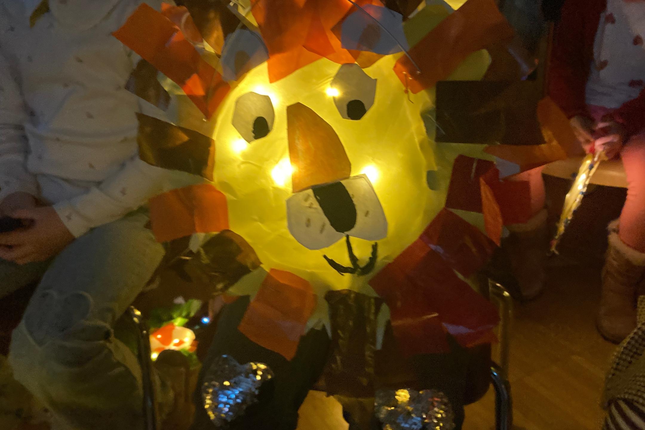 leuchtende Löwen-Laterne eines Kindes der GS am Dom 2025