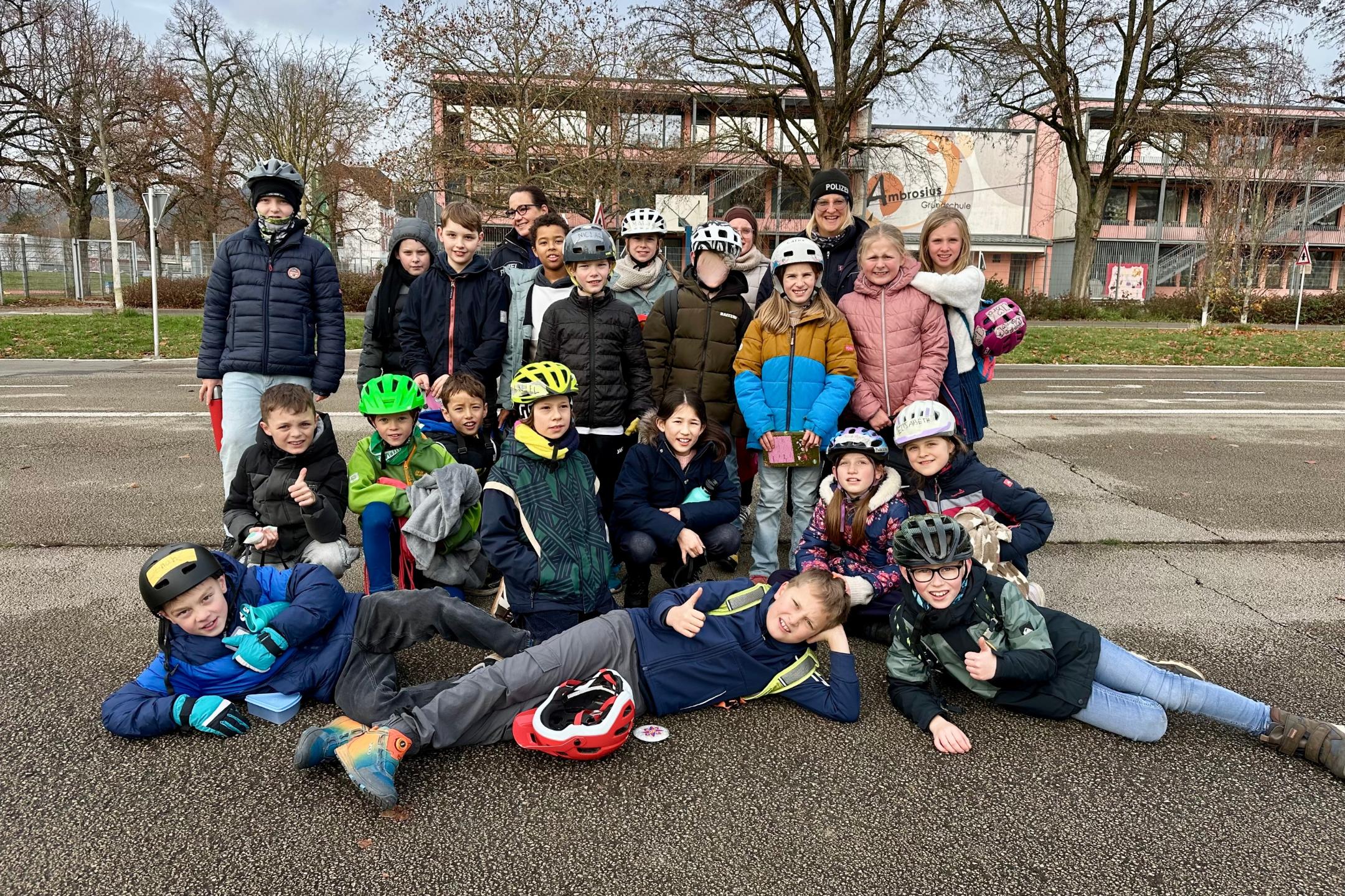 Viertklässler der GS am Dom mit den beiden Polizistinnen Simone Lauterbach und Sandra Müsken