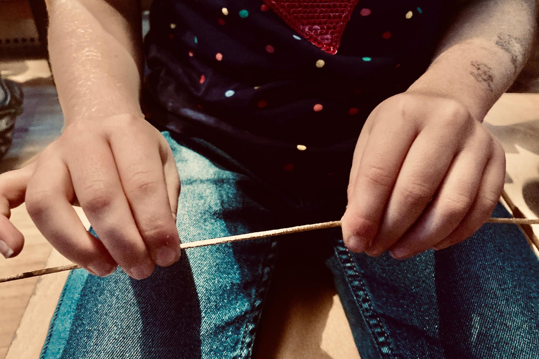 Kinder sind alle verbunden durch einen goldenen Faden