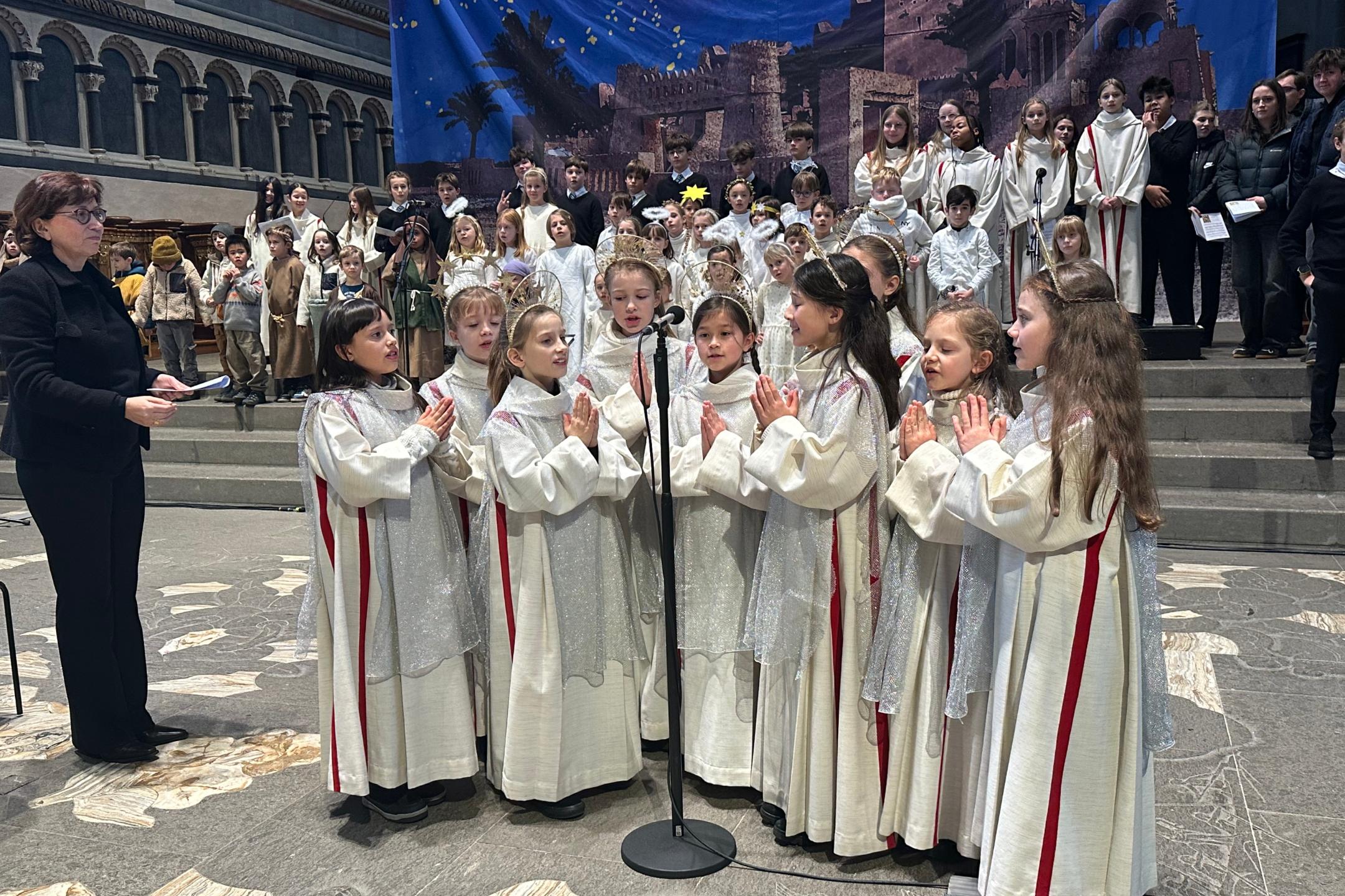 Kinder der GS am Dom singen im Rahmen der Kinderweihnacht im Dom