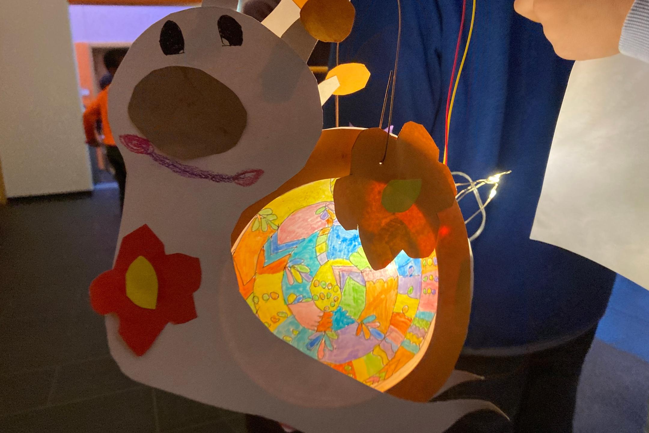 leuchtende Schnecken-Laterne eines Kindes der GS am Dom