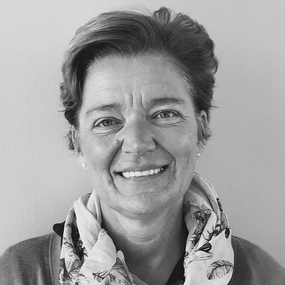 Man sieht Manuela Lauer, die Sekretärin der Grundschule am Dom.