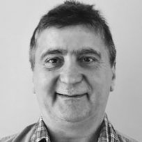 Man sieht Stefan Becker, den Hausmeister der Grundschule am Dom.