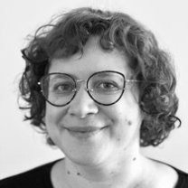 Man sieht die Lehrerin Stefanie Schmitz.