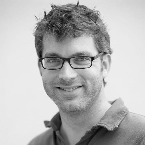 Man sieht den Domkapellmeister Thomas Kiefer.