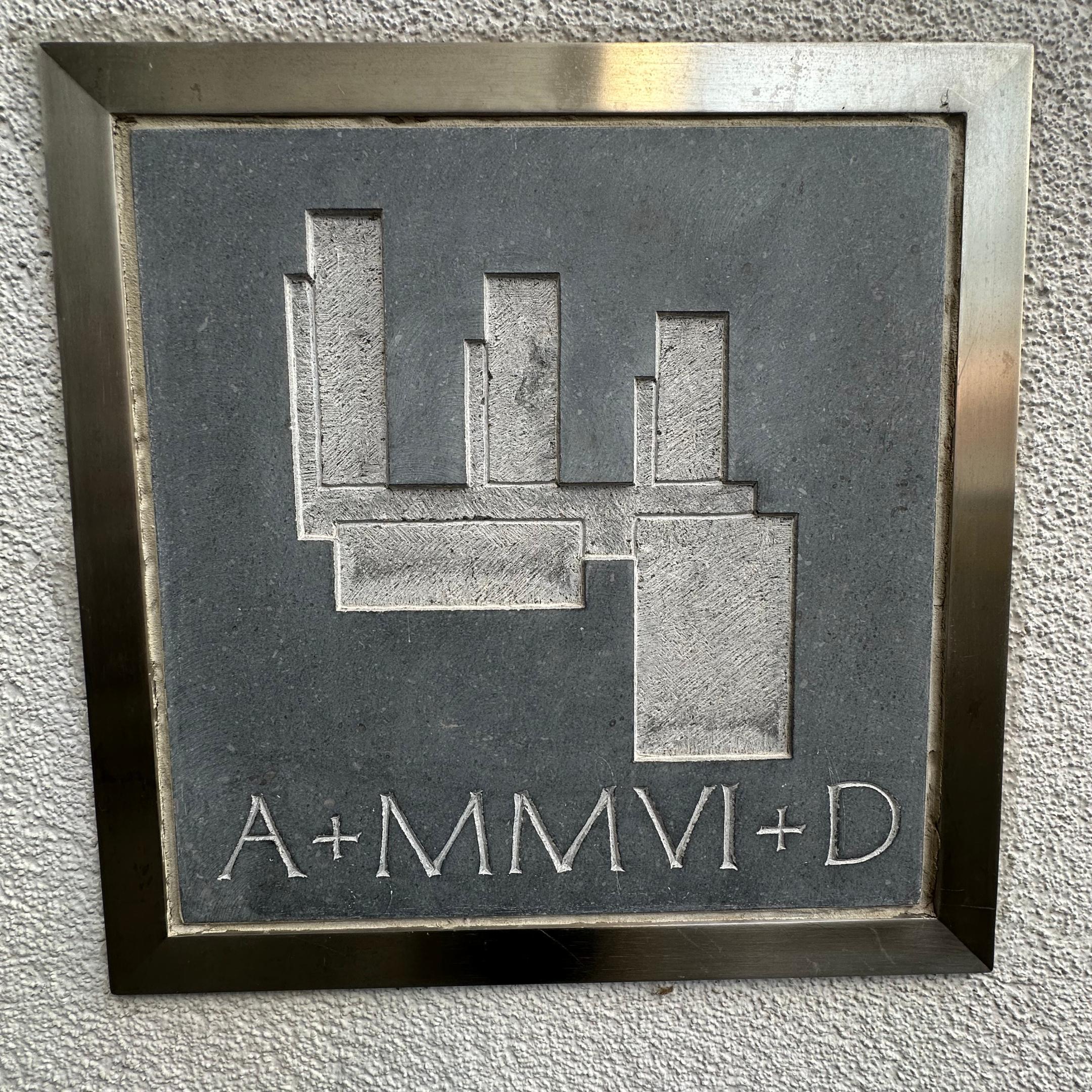 Hier sieht man den Zeitkapsel-Abdeckstein im Eingangsbereich der Grundschule am Dom.