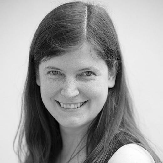 Man sieht die Lehrerin Monika Seitz.